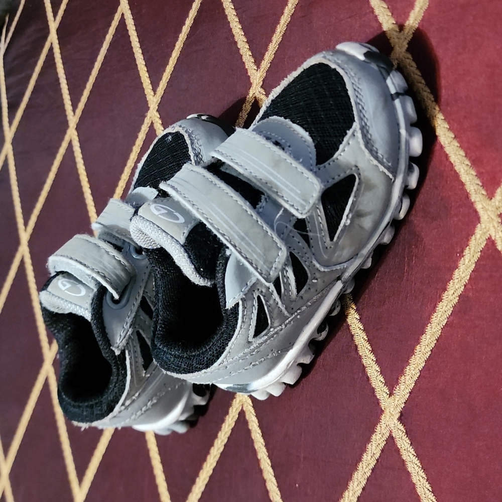 Size 6 toddler shoes - Picture 2 of 5